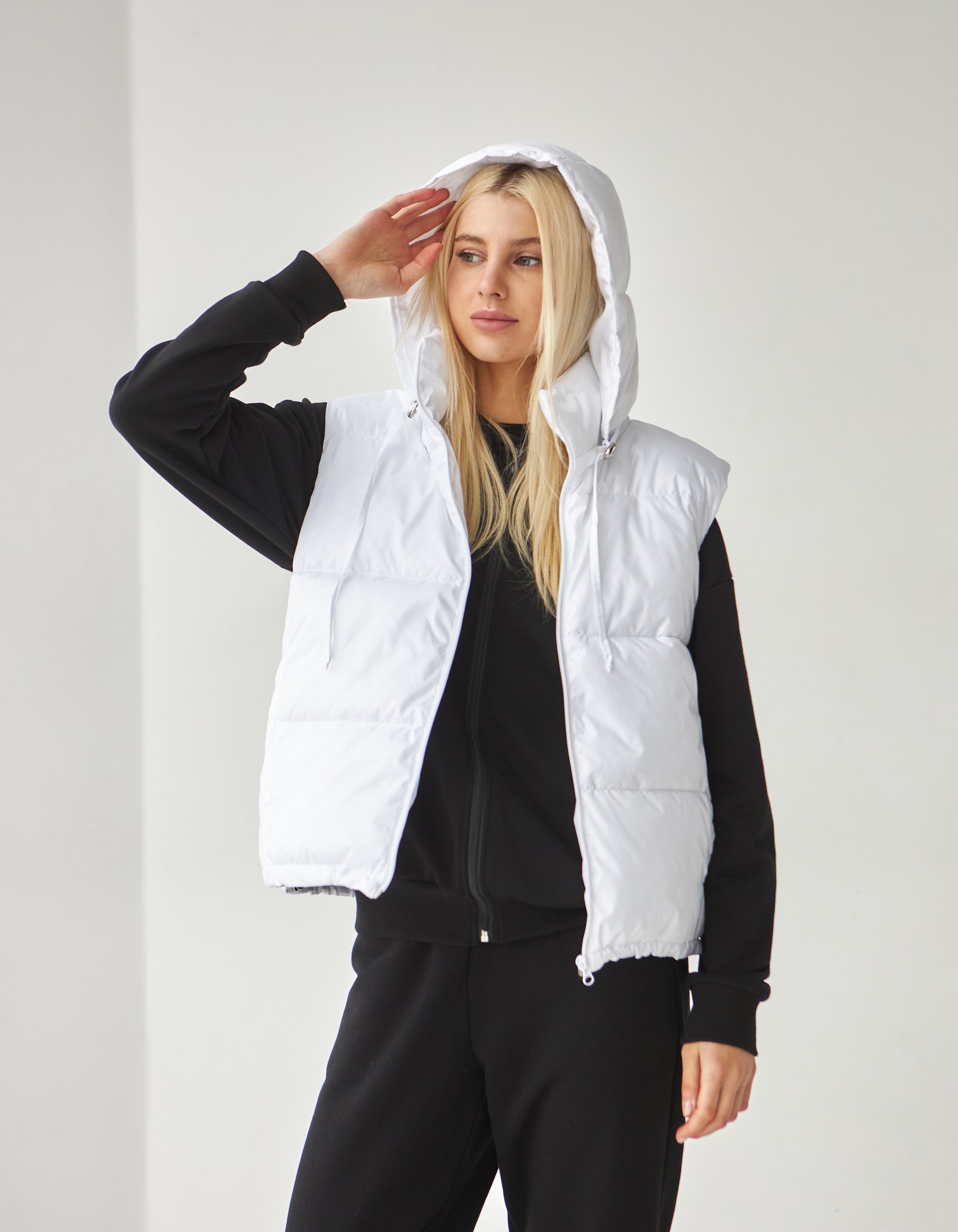 Короткий жилет з відстібним капюшоном