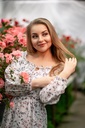 Сукня з довгим рукавом та відкритими плечима
